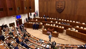 V parlamente to po prejave prezidentky žilo. Poslanci v skrátenom konaní rokovali o OČR či pomoci štátu pri nájmoch