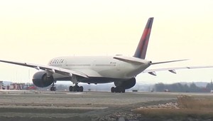 Dráma na palube: Muž otvoril núdzový východ a prešiel po krídle lietadla