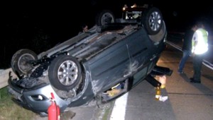 Auto skončilo na streche. Hasiči z neho vyslobodili dve ženy