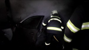 Auto pred bytovkou zhorelo do tla. Polícia nevylučuje, že v tom má niekto prsty