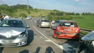 Pri vážnej dopravnej nehode sa zrazilo šesť áut