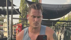 Známy spevák dostal v lietadle pár faciek! TÝMTO totiž vytočil iného pasažiera!