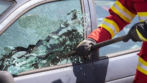 Polícia upozorňuje rodičov, aby nenechávali deti v aute. Radí, ako v takej situácii postupovať