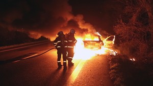 Policajti v aute našli zhorené telo. Zrejme nejde o samovraždu