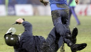 Fanúšikovia chodia všade za mreže