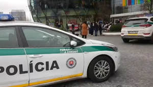 Nákupné centrum na Pribinovej ulici evakuovali. Na mieste zasahovala polícia
