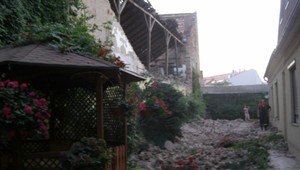 V Trnave evakuovali ľudí. Zrútil sa múr starej budovy