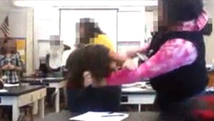 VIDEO: Sestry brutálne zbili spolužiačku počas vyučovania!