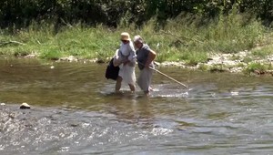 Žena (74) je doslova za vodou. Most, ktorý ju spája so zvyškom dediny strhol silný prúd