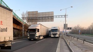 VIDEO: Kamionisti blokujú viaceré úseky diaľníc, v kolóne stoja hodiny