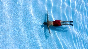 Plávanie na dovolenke v mori či v bazéne. Viete, čo robiť, ak sa ocitnete v spätnom prúde?