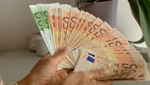 Štát si chce posvietiť na reklamy na pôžičky. Proti návrhu sa postavili banky aj reklamná rada