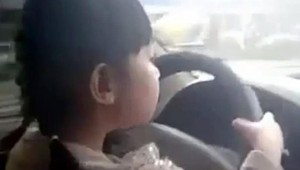 VIDEO: Dievčatko (4) šoféruje auto v rušnej premávke