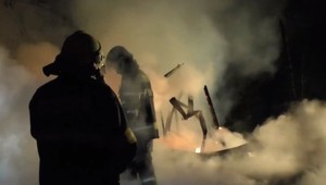 Pri požiari chaty boli bezradní aj hasiči. Zabránili ale šíreniu ohňa do lesa