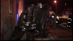 Šialenec za volantom vyletel s autom do vzduchu!