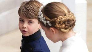 Vďaka princovi Louisovi nuda nehrozila: Jeho grimasy pri korunovácii dedka bavia celý svet