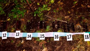 Pri vojenskom areáli našli asi 150 nádob s neznámymi chemickými látkami