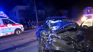 Manželia prešli autom iba pár metrov. V plnej rýchlosti do nich vrazila ďalšia vodička