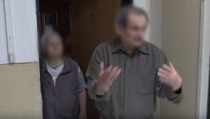 Invalidný dôchodca tvrdí, že naňho skočil sused a škrtil ho. Sused sa bráni, že on je obeť