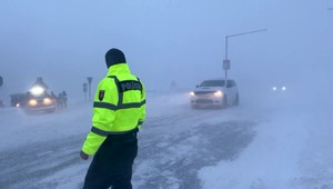 Víchrica trápi Slovensko. Vietor lámal stromy, strhával strechy a komplikoval železničnú aj cestnú dopravu