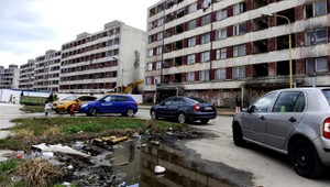 Na Luníku IX vypadol muž z piateho poschodia, zachránili ho smeti