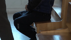 Vyhrážal sa, že ich pozabíja rovno pred deťmi. Po prepustení sa vrátil späť na miesto činu