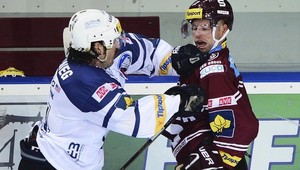 Psychopat Hollweg úradoval! Aj Réway pocítil tvrdosť jeho pästí