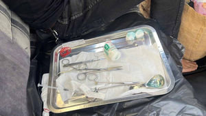 Mužom zväčšoval prirodzenia na počkanie v aute. Operovať sa naučil zo sociálnych sietí