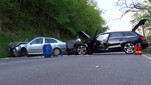 Čelná zrážka dvoch áut, v ktorých sedeli aj deti: Staršia žena neprežila, päť ľudí odviezli do nemocnice