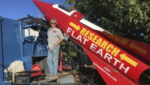 Američan si postavil raketu. Chce dokázať, že zem je plochá