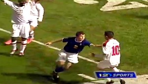 Stredoškolský futbalový zápas. Brutalita! Lietali päste a kopance