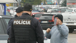 Nákup sa zmenil na horor. Muž vytiahol na manželov zbraň a prenasledoval ich