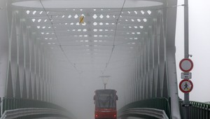 PREHĽAD: Prichádza nebezpečné počasie. Kde platia výstrahy a aká je zjazdnosť ciest?