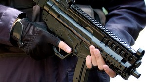 Slovák šiel do Čiech kúpiť auto. A pozeral sa do hlavne samopalu!