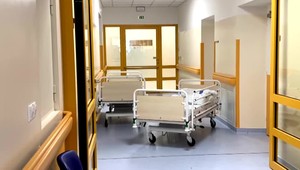 Muža, ktorý v nemocnici útočil mačetou, súd poslal do väzby