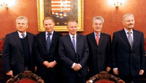 Bývalý prezident Schuster hostil sympózium, dostal stíhačku