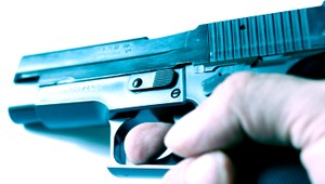 Prepad herne so zbraňou v ruke. Polícia hľadá páchateľa