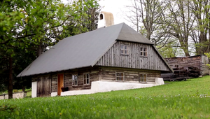 Dychberúca chalúpka ako vystrihnutá zo skanzenu: Neuveríte, kedy bola postavená!