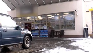 Kradol na pumpe, odskočil si tam aj na toaletu. Potom si ho už vzali policajti