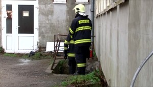 Z opustenej budovy sa valil dym. Hasiči po príchode zistili, že vo vnútri sú dvaja ľudia