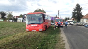 V Novej Dedinke sa zrazil diaľkový autobus s dodávkou, šesť zranených