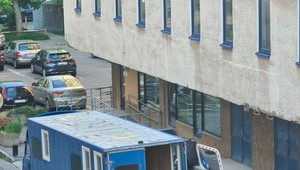 Odchádzajúci odsúdený ex-poslanec blokuje byt činkami