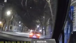 Policajná hliadka odprevadila rodiacu mamičku do nemocnice. Hláška policajta pobavila ľudí