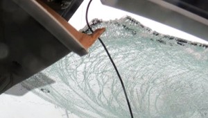 Nehoda na obchvate. Uvoľnená ľadová kryha skončila na aute