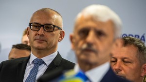 Pred voľbami sa stranám nedarí spolupracovať, odborníci varujú pred masakrom pravice