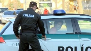 Roman, ktorý v Šali brutálne napadol policajta, skončil na súde