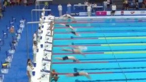 Namiesto toho, aby skočil do vody, uctil si minútou ticha krajanov