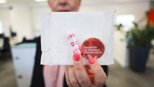 Tesco podporuje dôstojnú menštruáciu, z každého zakúpeného produktu Pro Formula venuje na pomoc 10 centov