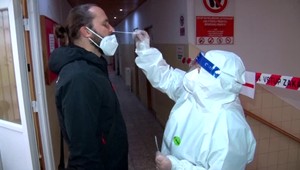 Hoaxy o koronavíruse pokračujú. Testovacie tyčinky sú vraj napustené vírusom