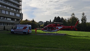 Zásah polície skončil tragicky. Podozrivý muž vyskočil z okna siedmeho poschodia